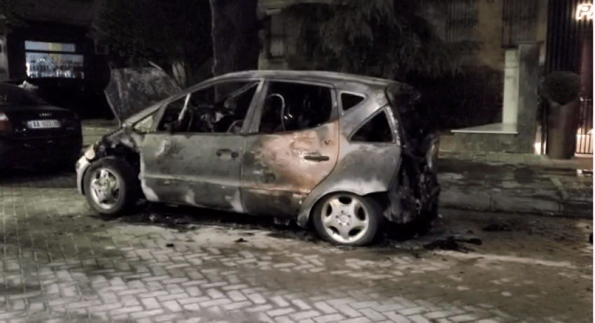 Korçë, merr flakë makina në mes të qytetit