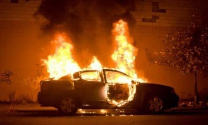 Digjet një makinë në Krujë, policia shoqëron 6 persona