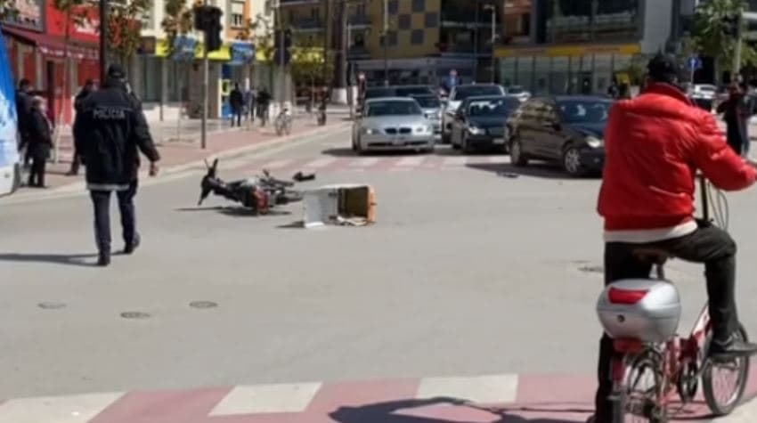 Makina përplas motorin në Yzberisht, vdes motoristi