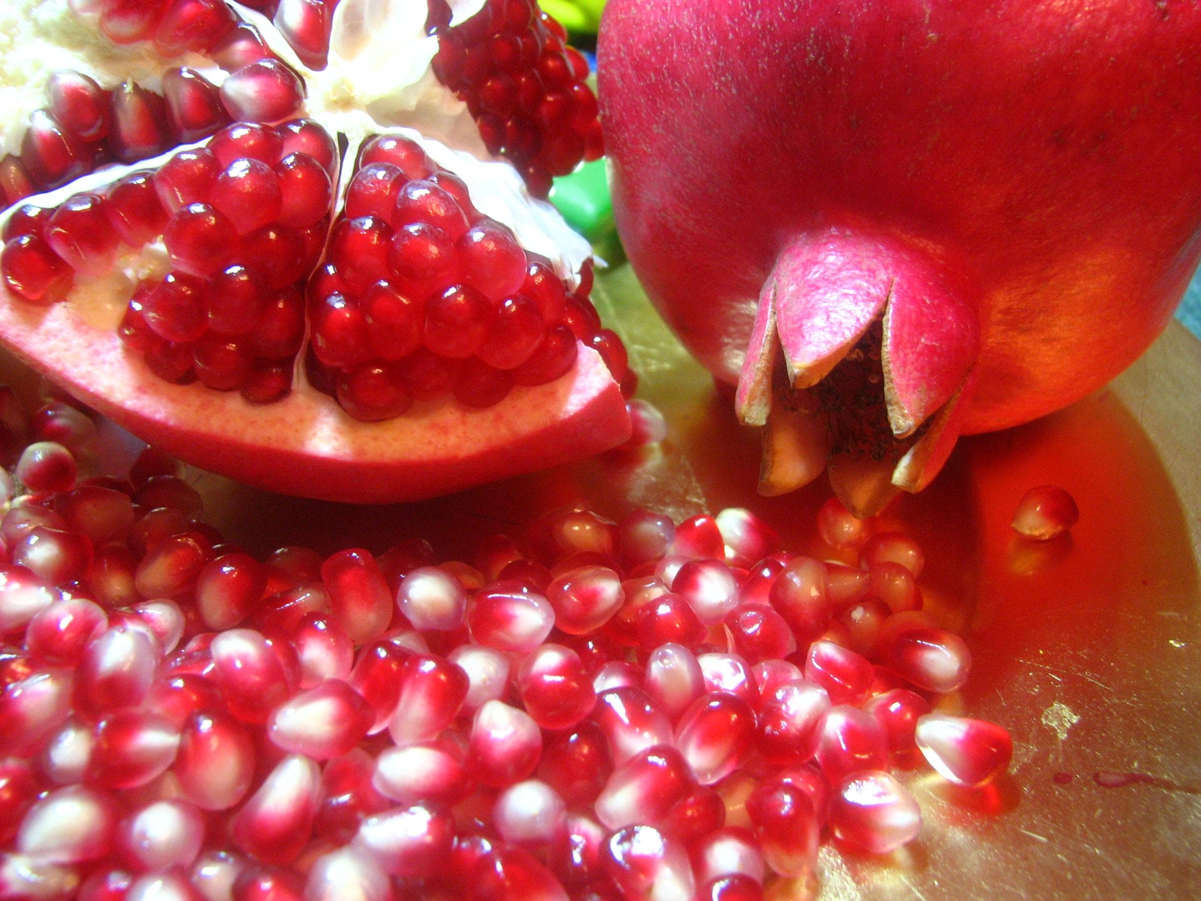 Mbroni zemrën dhe trurin duke konsumuar këto fruta dhe perime të kuqe