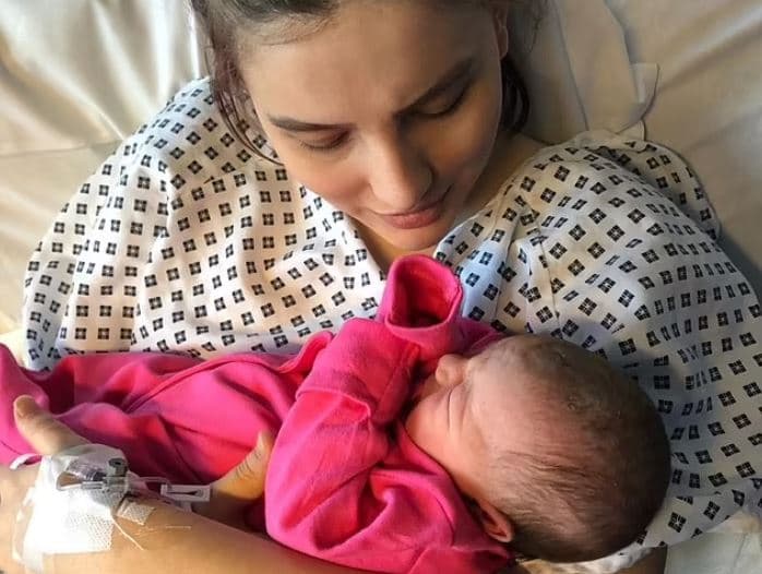 Mendoi se ushqimi i shkaktonte dhimbje stomaku, 20-vjeçarja sjell në jetë fëmijën e parë