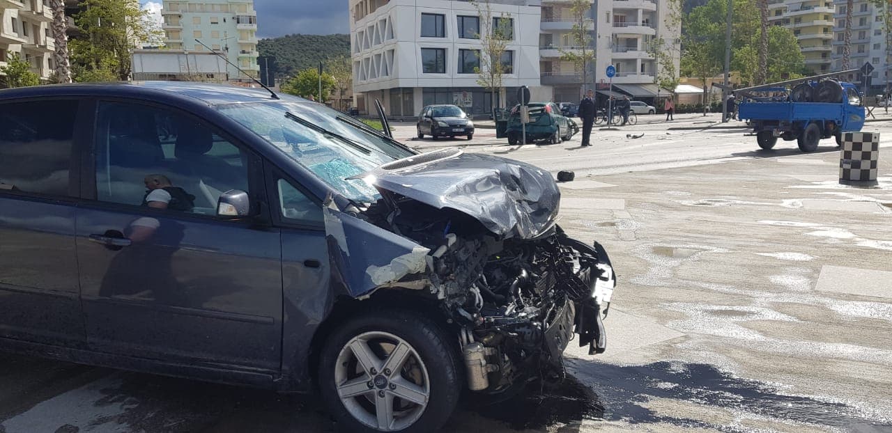 Përplasen dy automjete te “Lumi i Vlorës”