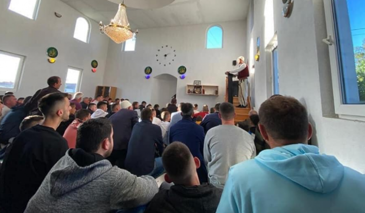 Hoxha në Kosovë fal namazin e Bajramit me veshje kombëtare