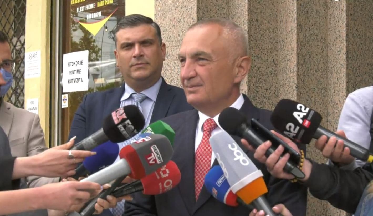 Presidenti Meta uron Fiter Bajramin: Sakrificat të na frymëzojnë për një shoqëri më të drejtë dhe të bashkuar