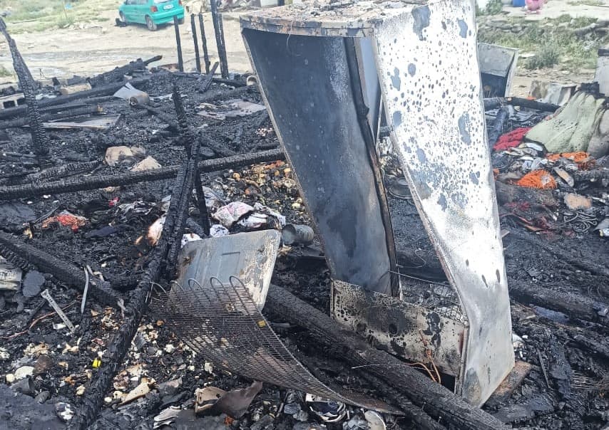 Shkrumbohen totalisht dy baraka të komunitetit rom në Gjirokastër