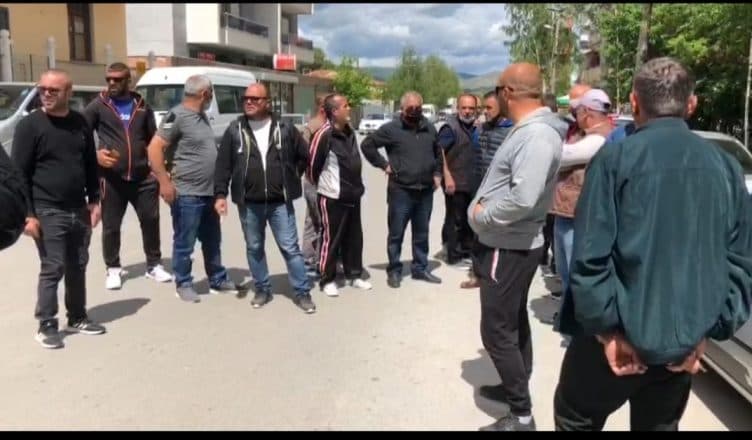  Protestë e shoferëve në Korçë për gjobat e pasagjerëve në kthim (VIDEO)