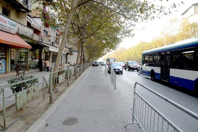 Tiranë/ Plas goma e autobusit, plagoset një kalimtare