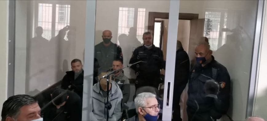 Vrasja tek “5 Maji”/ Gjykata vendos burg për Marius Demën dhe ‘arrest shtëpie’ për dy të tjerë