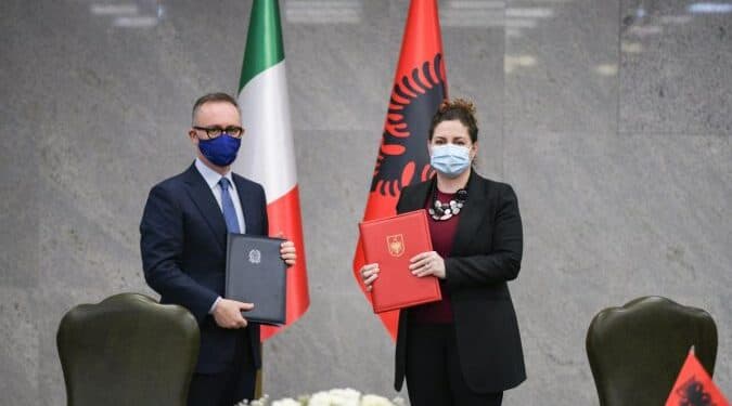 Përfundojnë procedurat për njohjen e lejeve të drejtimit mes Shqipërisë dhe Italisë