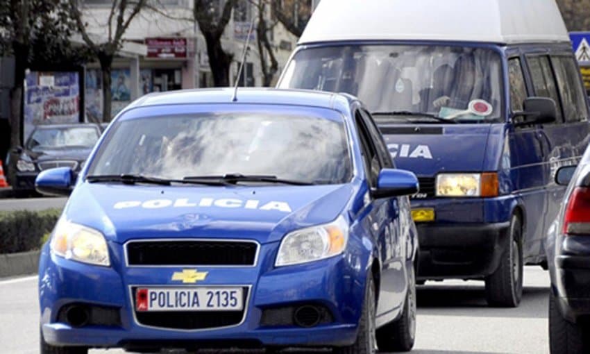 Humbi kontrollin e automjetit dhe lëndoi 3 persona, arrestohet shoferja
