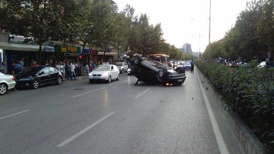  33-vjeçari në Tiranë humb drejtimin e mjetit dhe vdes në vend