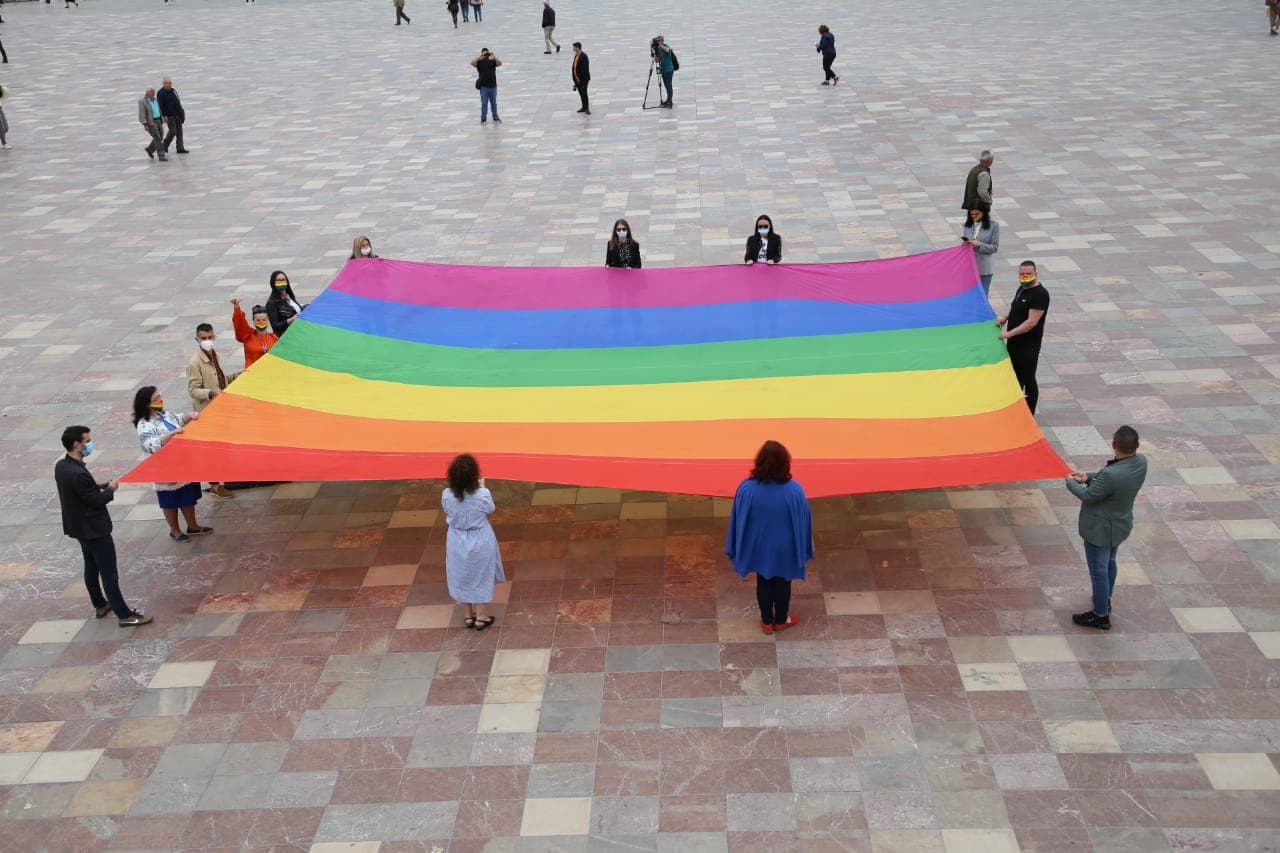 Dita kundër homofobisë/ Komuniteti LGBTI shpalos flamurin shumëngjyrësh në Tiranë