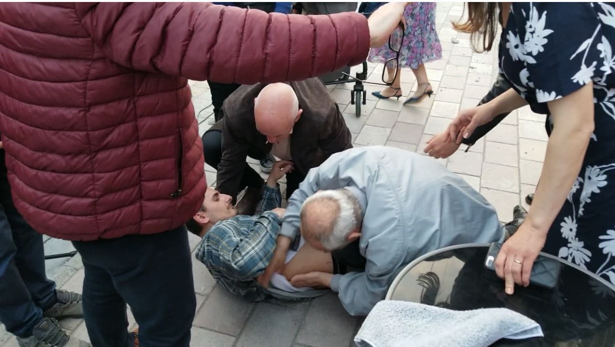 Bie suvaja gjatë shfaqjes në teatrin e Shkodrës, plagoset aktori