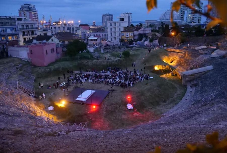      Rikthehen shfaqjet teatrale në amfiteatrin e Durrësit