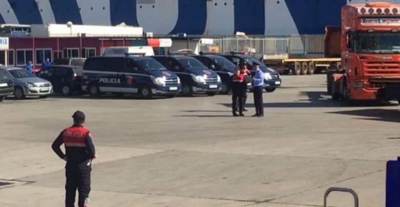 Arrestohen katër emigrantë nga Afrika, ishin fshehur brenda basenit ujor të Portit 