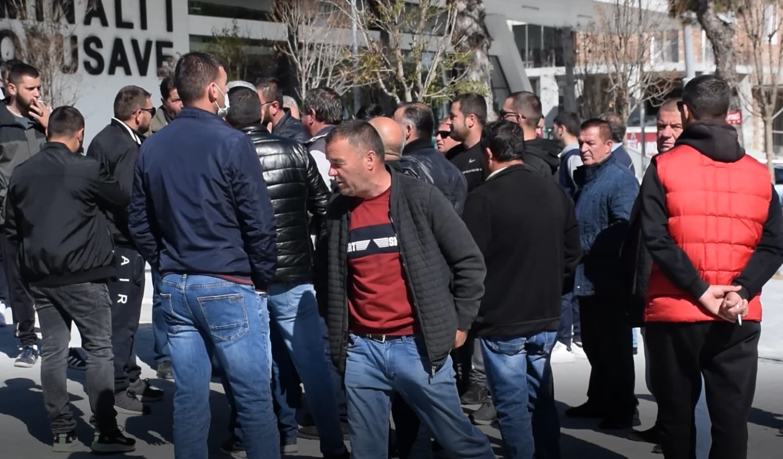 Shoferët e autobusëve protestë në Korçë, pezullohet transporti i pasagjerëve (VIDEO)