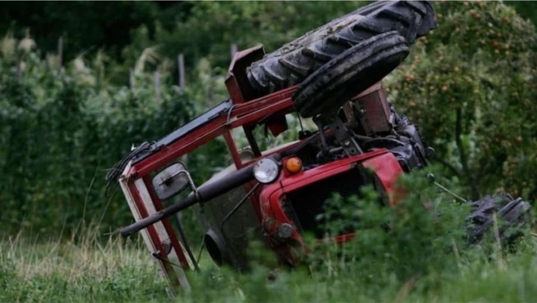 Përmbyset traktori në Gramsh, humb jetën drejtuesi 61-vjeçar