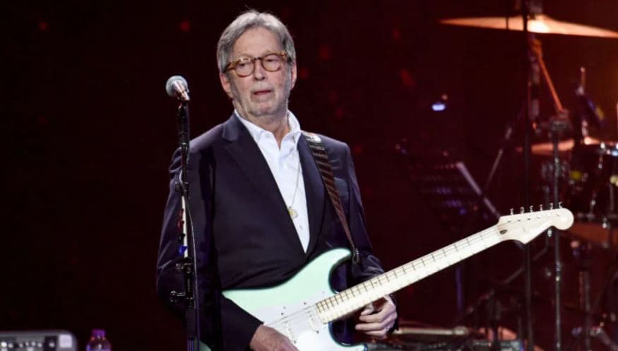 Eric Clapton fajëson “propagandën” pas përvojës “katastrofale” me vaksinën anti-Covid