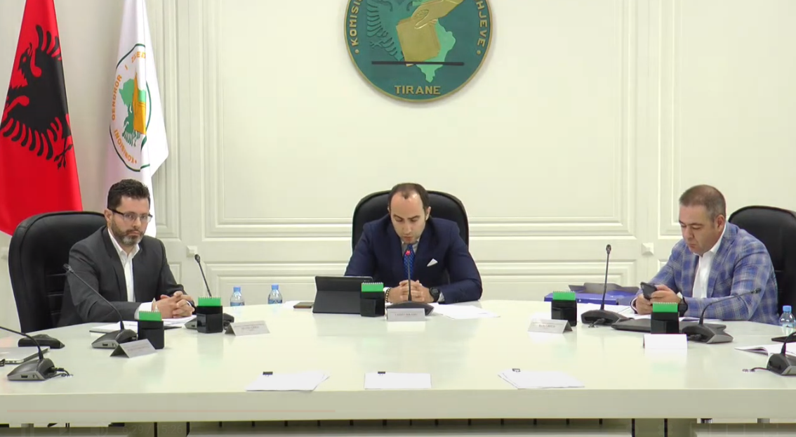 Ankesat për Gjirokastrën, Salianji: Zero mundësi për votim të dyfishtë. Anëtari i KAS: KQZ të nisë procedimin