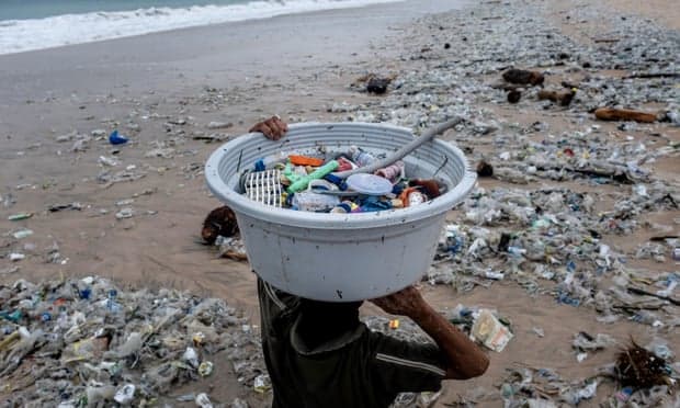 Njëzet firmat më të mëdha prodhojnë 55% të mbetjeve plastike në botë