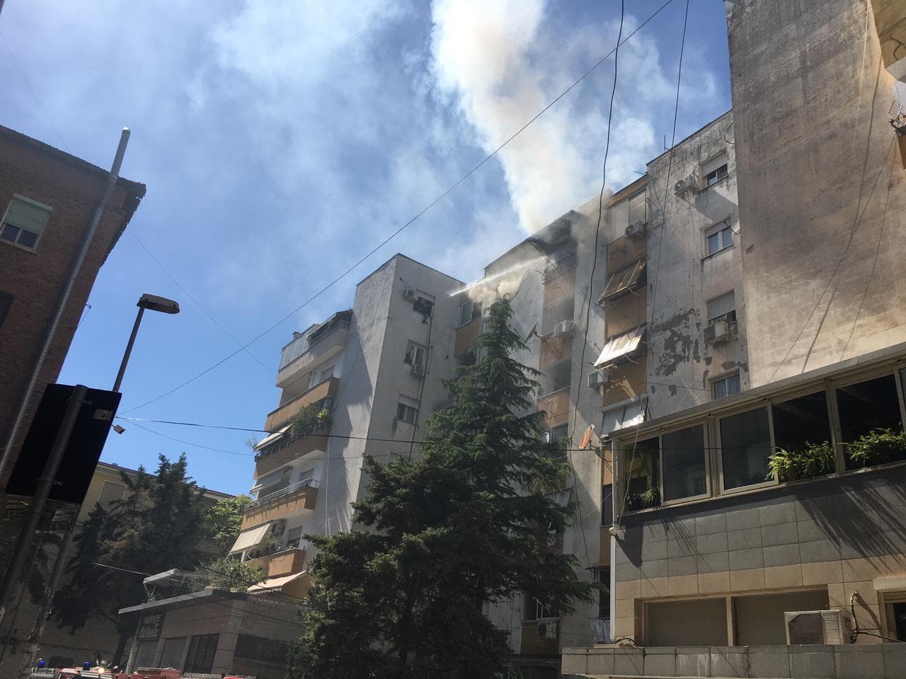 Bie zjarr në një pallat te Shallvaret (VIDEO)
