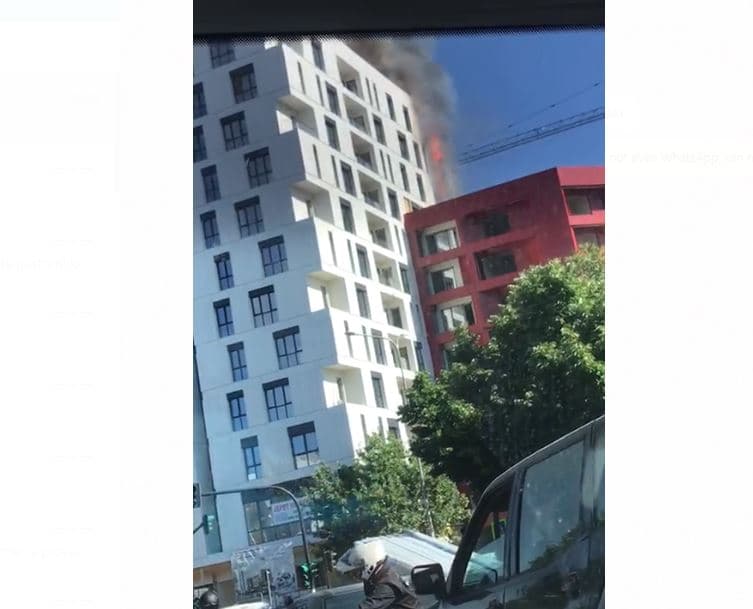  Përfshihet nga flakët banesa në rrugën “Bardhyl” në Tiranë (VIDEO)