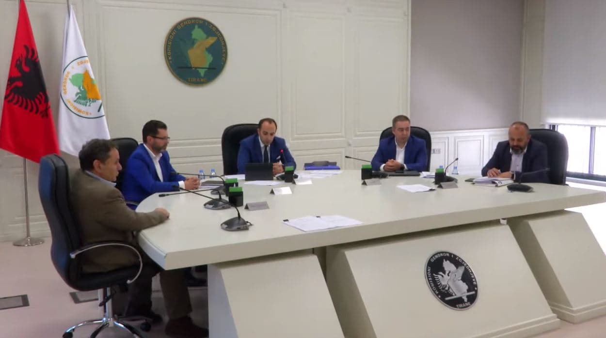  KAS hedh poshtë pretendimet e PD-LSI për pavlefshmëri të votave në Gjirokastër