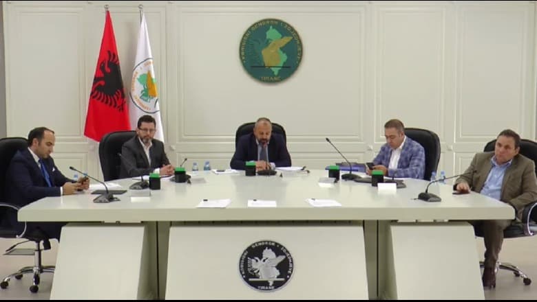 Mblidhet sot KAS, pritet të marrë vendim për ankimet e rezultatit për Beratin, Vlorën dhe Gjirokastrën