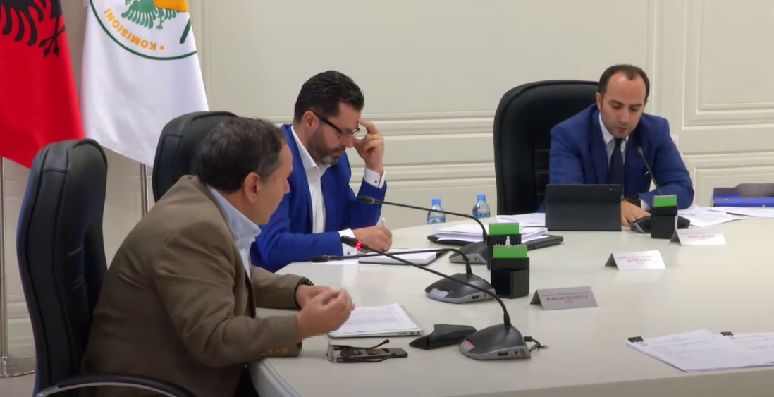 Shqyrtohen në KAS ankesat për Gjirokastrën, Pelinku tregon çfarë ka ‘zbuluar’ KQZ