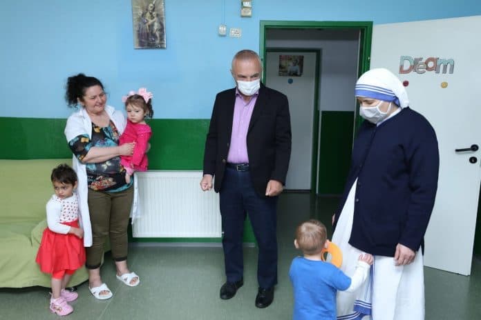  Dita Kombëtare e Jetimëve/ Meta viziton jetimoren “Misionaret e Bamirësisë Motrat e Nënë Terezës”