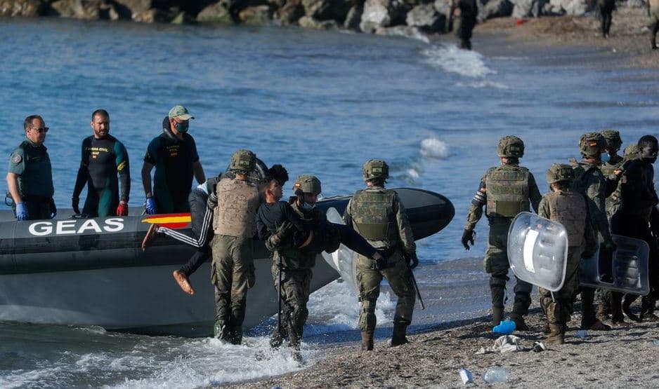 Mijëra emigrantë marokenë kalojnë murin 10-metërsh të Europës