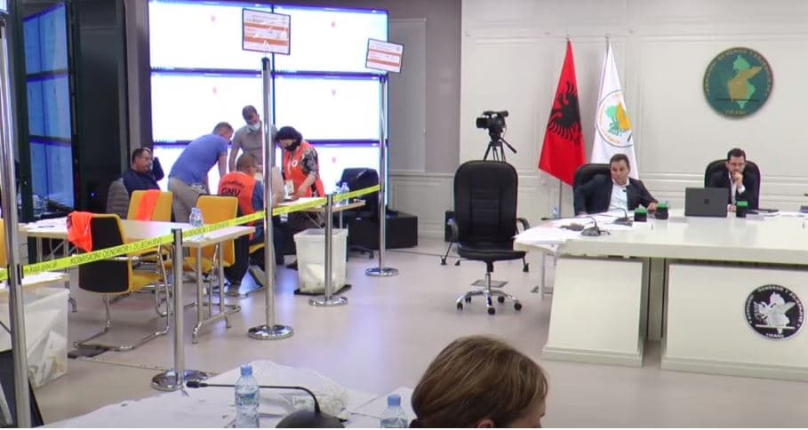     Mbyllet rinumërimi i kutive të Beratit/ LSI u rrit me 15 vota, por nuk merr mandatin