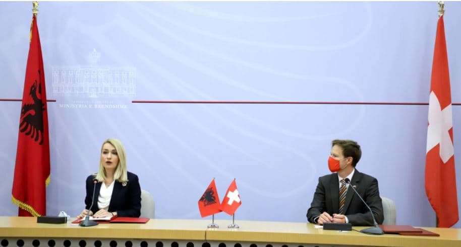 Demokracia dhe aksioni civil/ Qeveria shqiptare dhe ajo zvicerane nënshkruajnë marrëveshjen