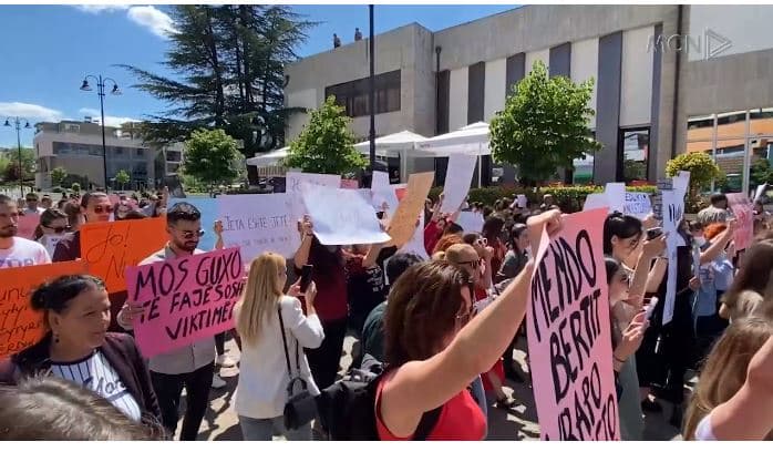 Përdhunimi i 15-vjeçares, protestë në Rrëshen (VIDEO)
