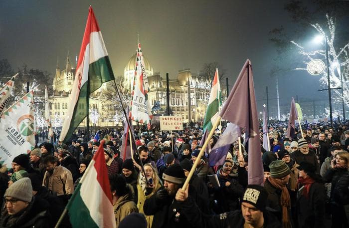 Hungari, Kushtetuesja rrëzon “ligjin e skllavërisë”