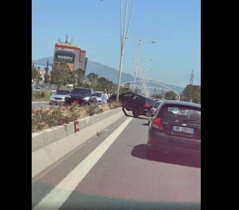  Aksident në autostradën Tiranë-Durrës/ Makina “fluturon” mbi trafikndarëse
