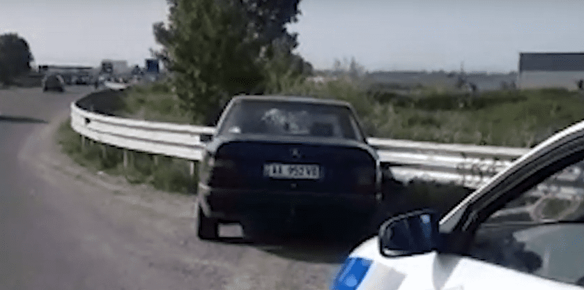 Makina përplaset me barrierat e rrugës në Thumanë, plagoset çifti