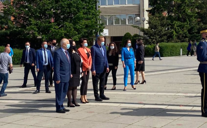      “Dita e Presidentit” në Kosovë/ Osmani me ish-presidentët nderojnë Ibrahim Rugovën