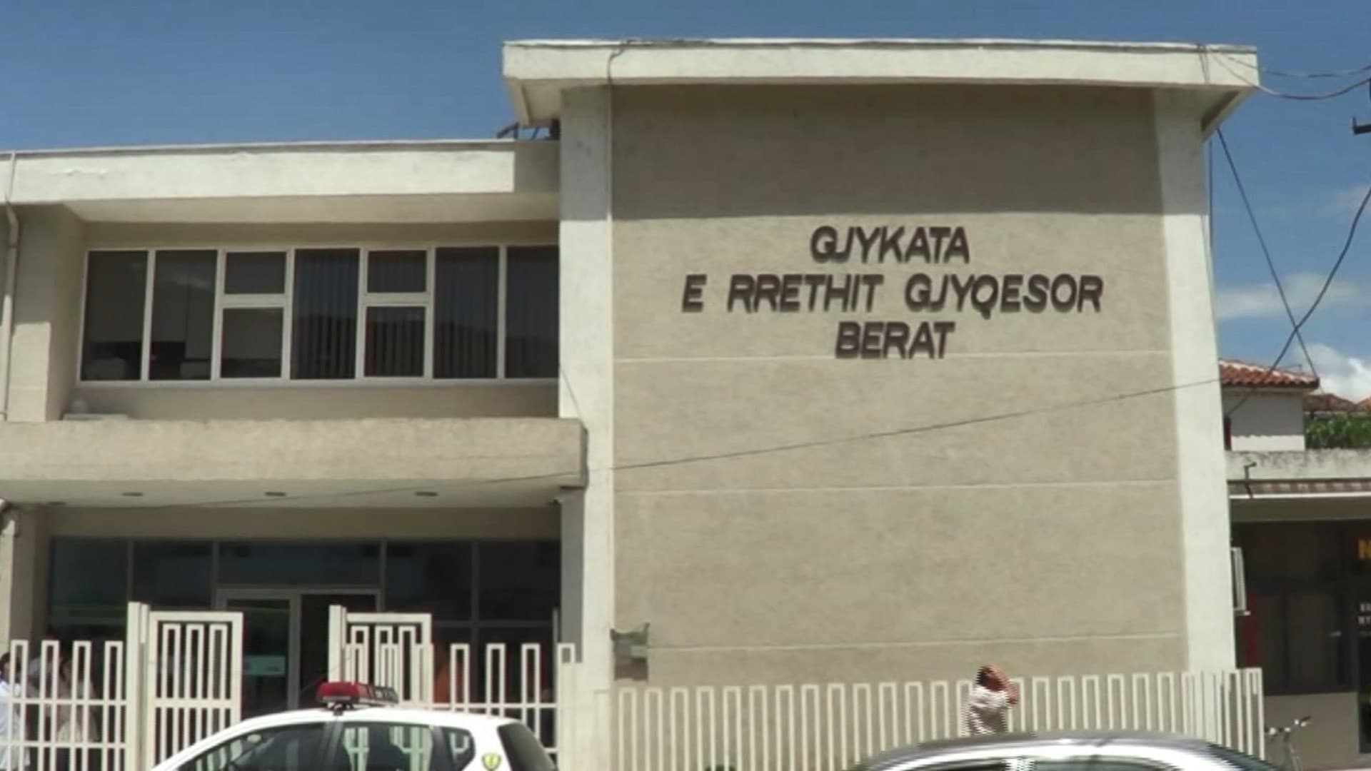Tentuan ekzekutimin e të riut të sapo kthyer nga Anglia, lihen në burg dy autorët