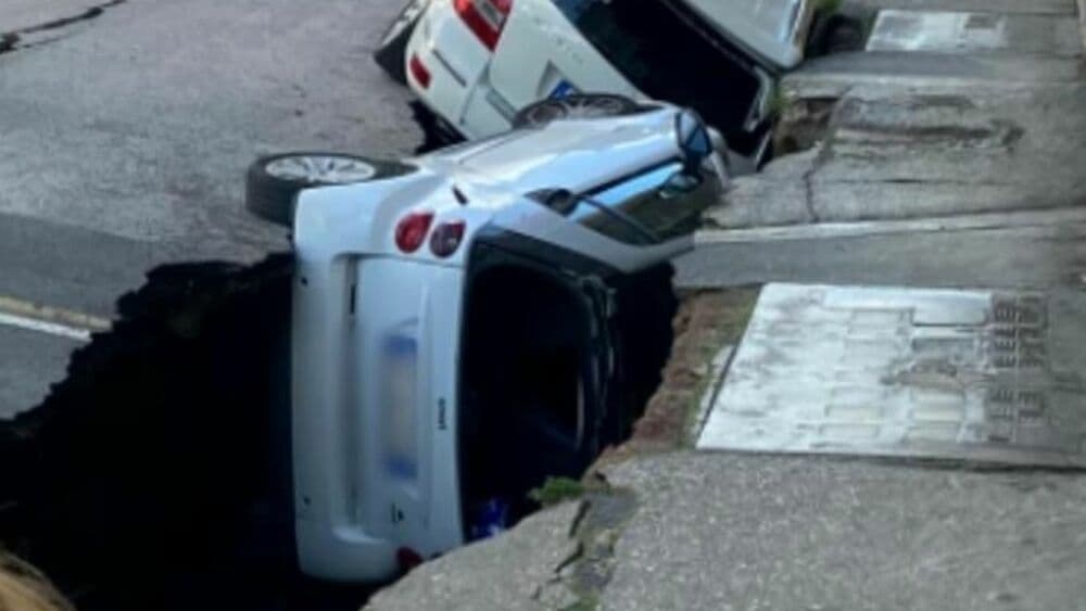 Çahet rruga në mes, dy makina përfundojnë brenda saj