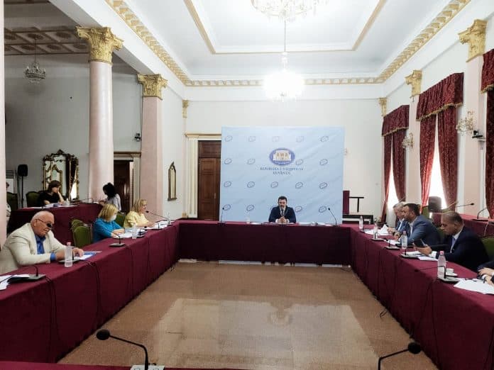        Komisioni Hetimor për shkarkimin e Metës/ Prezantohet raporti paraprak nga relatorët