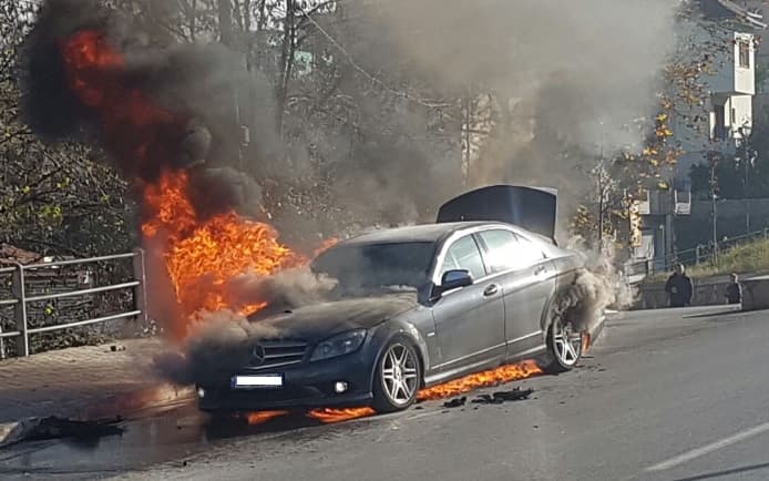 Përfshihet nga flakët makina në Kavajë, nisin hetimet