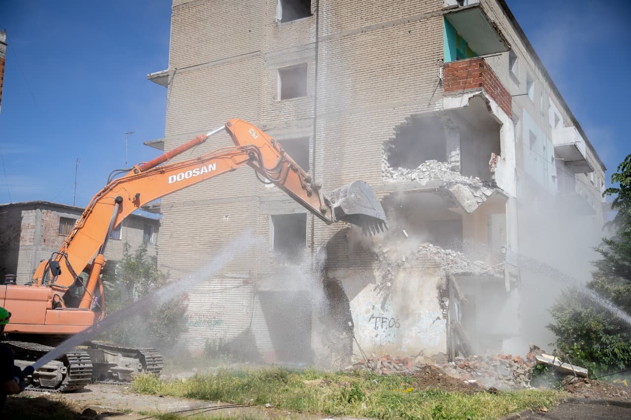   Shembja e pallateve në Kombinat/ Meta-qeverisë dhe bashkisë: Tërhiquni menjëherë