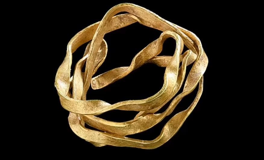 Gjendet unazë ari në varrin e një gruaje të epokës së bronzit, ishte punuar në Cornwall