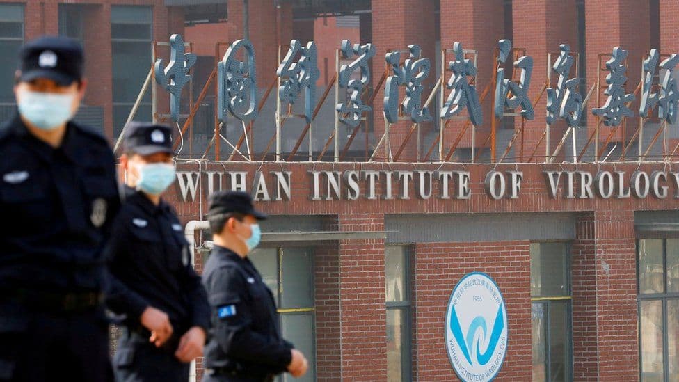 Kina denoncon SHBA-në për rishikimin e teorisë së rrjedhjeve laboratorike në Wuhan