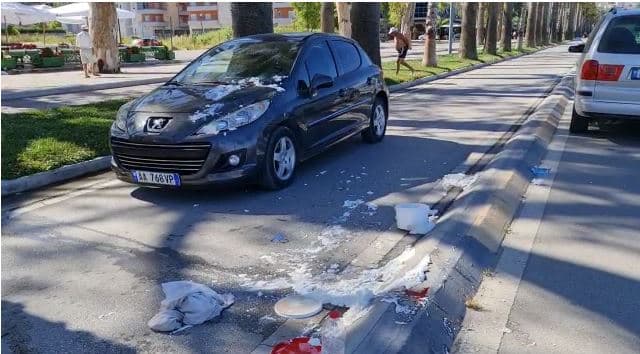 Po kalonte rrugën, makina përplas rëndë këmbësorin në Lungomare