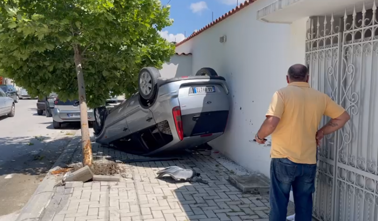   Makina përmbyset në rrugë, vlonjatja del e tronditur 