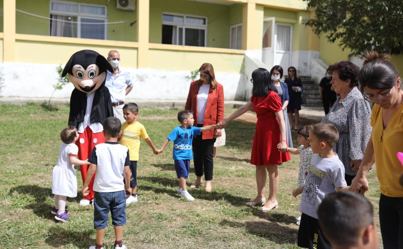   Manastirliu për projektin me UNICEF në Vlorë: Kurdo kur është e mundur, e para është familja biologjike