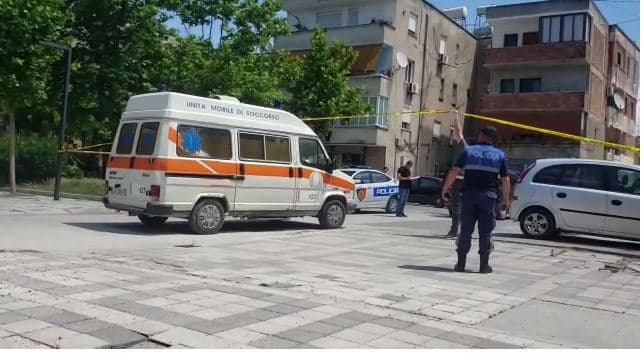 Vlorë, një person gjendet i pajetë brenda në makinë
