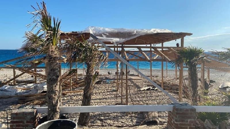 "Pushtuan" hapësirën publike në Dhërmi, procedohen 3 persona